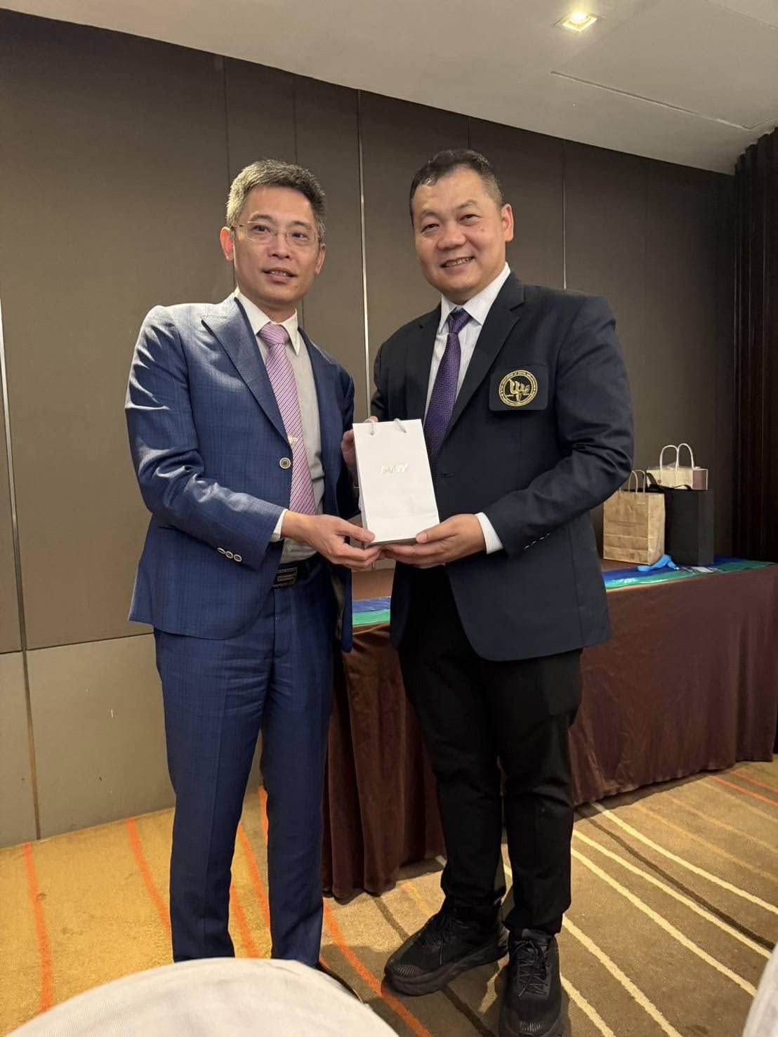 BIS2024-院長沈育群醫師於曼谷與全球頂尖植牙組織層峰技術交流